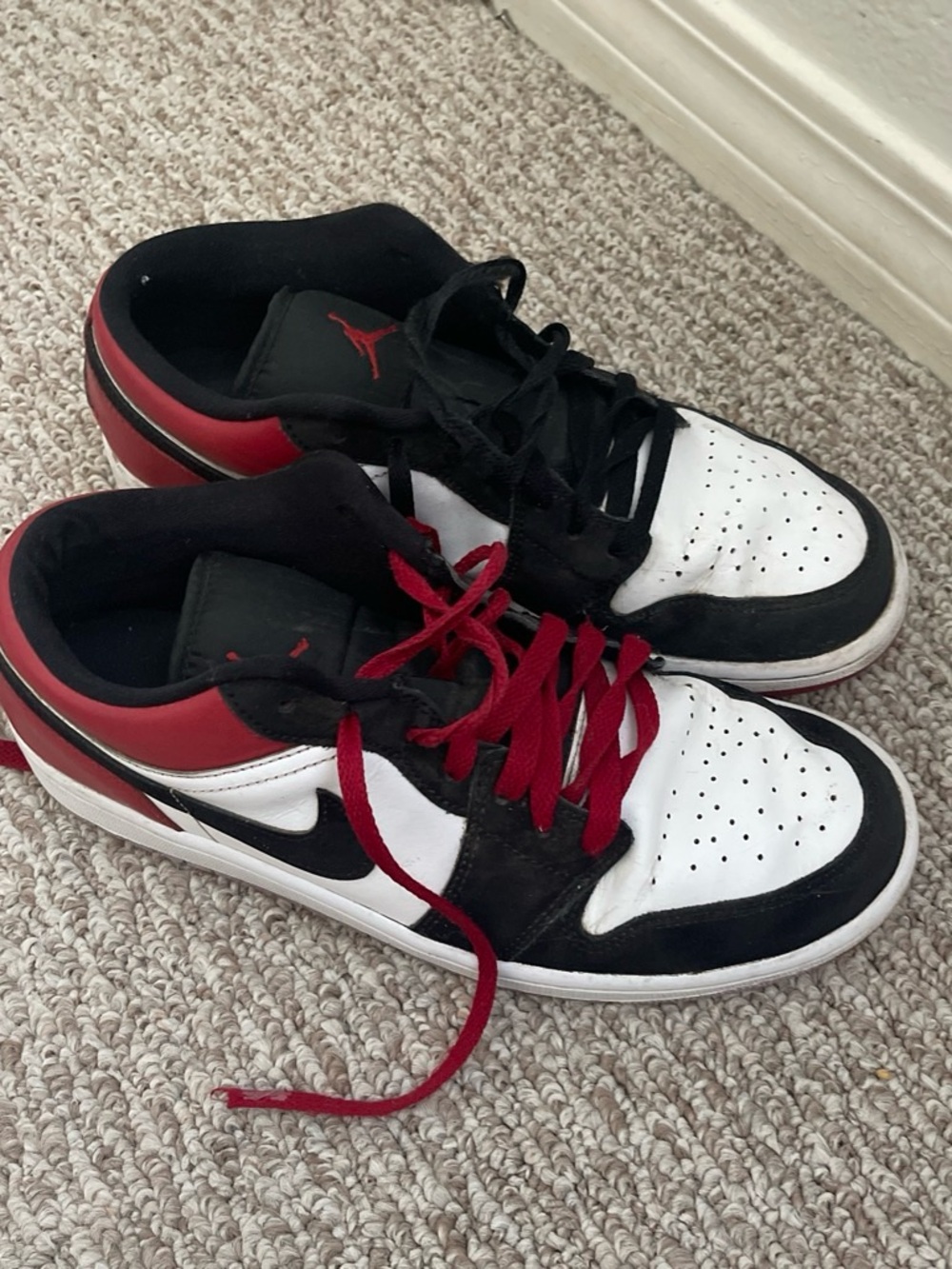 Jordan Low-Top Sneakers - White / Black / Red